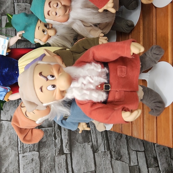 Ashton Drake Snow White & 7 Dwarfs Porcelain Doll Set - Picture 6 of 13